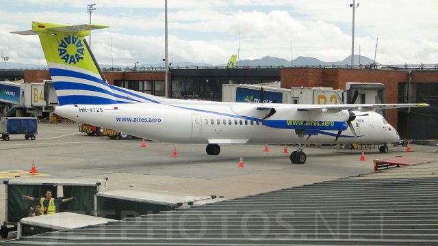 Screenshot 1 — Aires Colombia Dash 8 Q400