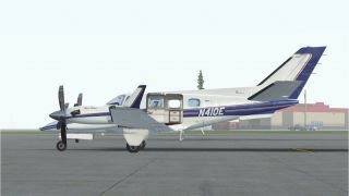 Screenshot 5 — Blue/Gold Beechcraft Duke