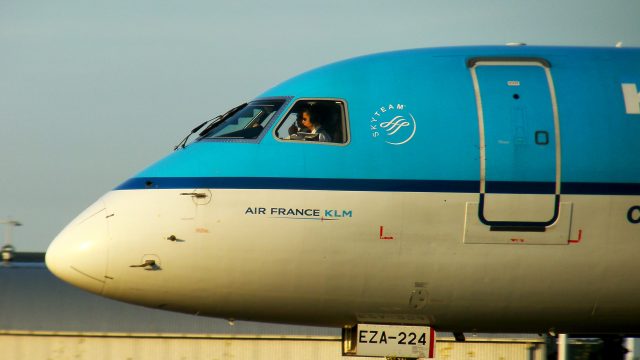 Screenshot 1 — KLM Cityhopper Embraer 190 Two Livery Pack