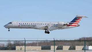 Screenshot 3 — American Eagle CRJ700