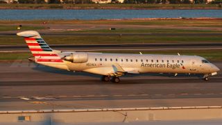 Screenshot 1 — American Eagle CRJ700