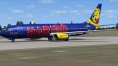 Screenshot 1 — TuiFly Boeing 737-800 in "Haribo" livery