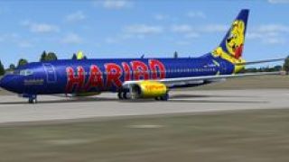 Screenshot 1 — TuiFly Boeing 737-800 in "Haribo" livery