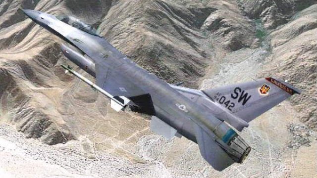 Screenshot 1 — FS2002/FS2004 F-16 VIPER.