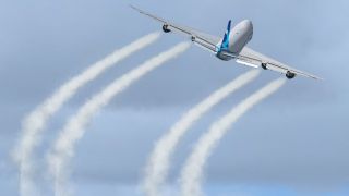 Screenshot 4 — Boeing 747-8F Freighter Gray Engine Smoke