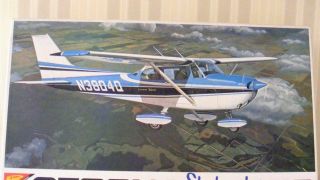 Screenshot 1 — Blue And White Cessna 172