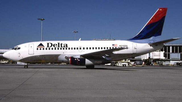 Screenshot 1 — FS2004/FS2002 FlightFX/SGAir Boeing 737-287 Delta Airlines NEW COLORS