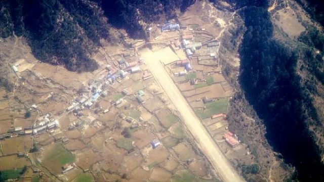 Screenshot 1 — The Most Dangerous Airports: Lukla V2 Mission