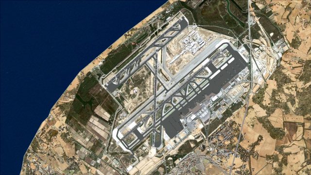 Screenshot 1 — Barcelona El Prat Airport Scenery