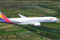Screenshot of Asiana Airlines Boeing 777-28E(ER) in flight.