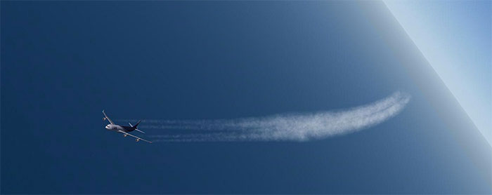 Realistic jet contrails